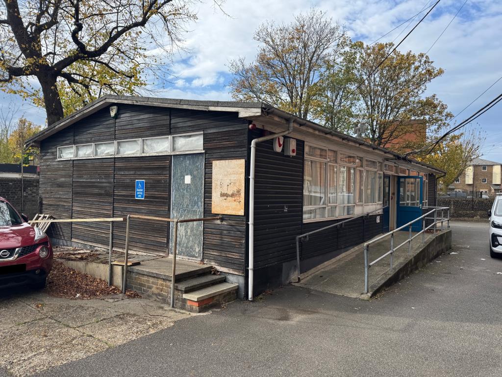 Lot: 46 - SUBSTANTIAL TOWN CENTRE PREMISES WITH POTENTIAL - Hut 7 & 8